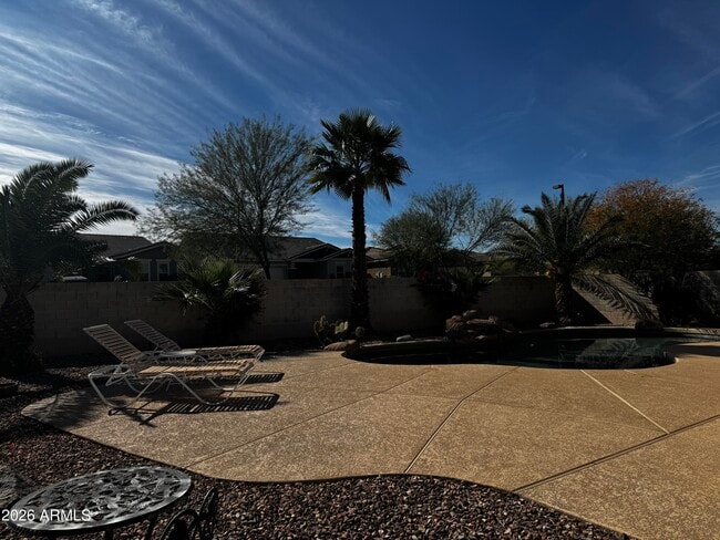 Foto del edificio - 18131 W Canyon Ln