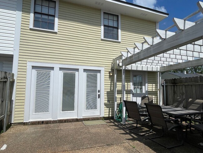 Foto del edificio - Townhome in Gated Community