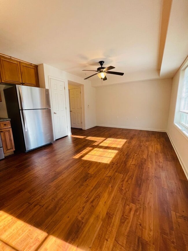 Building Photo - One Bedroom Garden Apartment - Top Floor!!