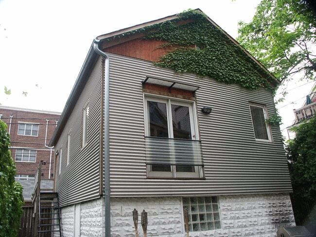 Building Photo - 2622 N Burling St