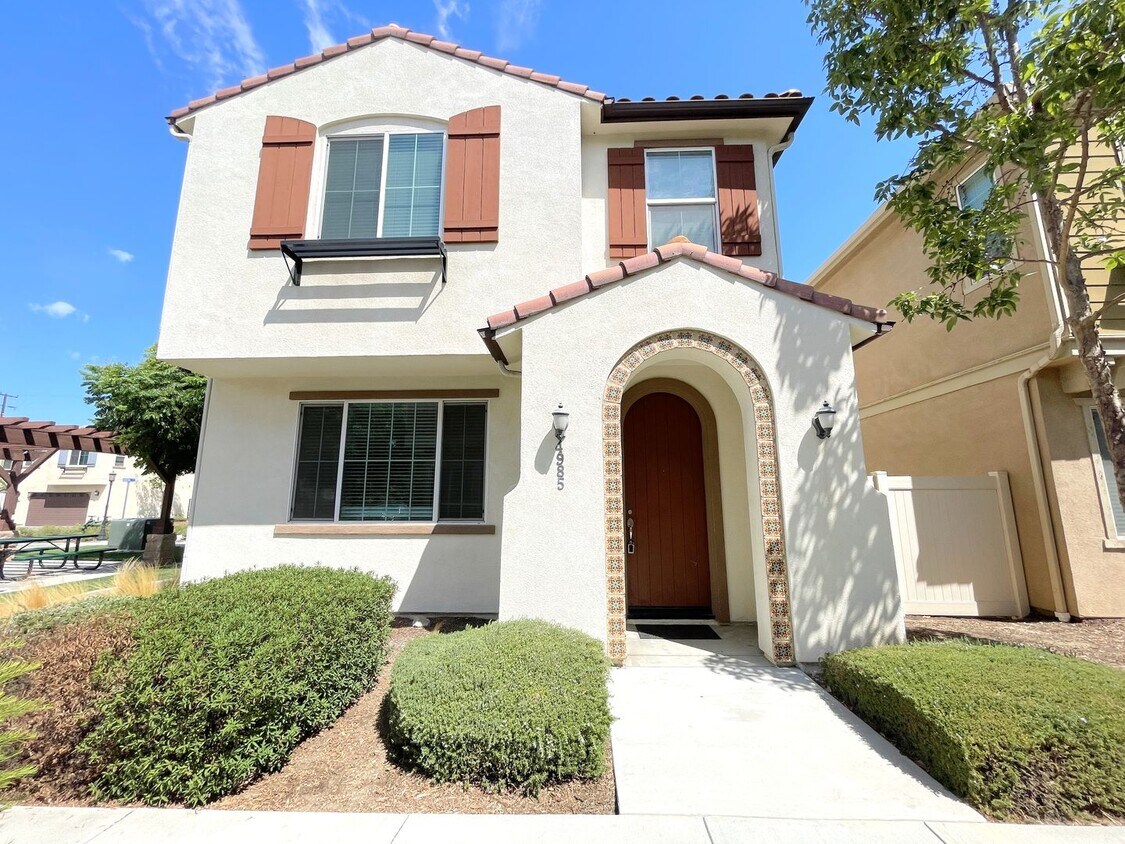 Primary Photo - Two-Story 4-Bedroom Condo In Montclair's G...