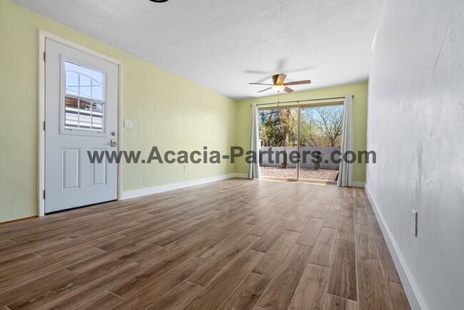 Foto del edificio - One Bedroom with fenced yard