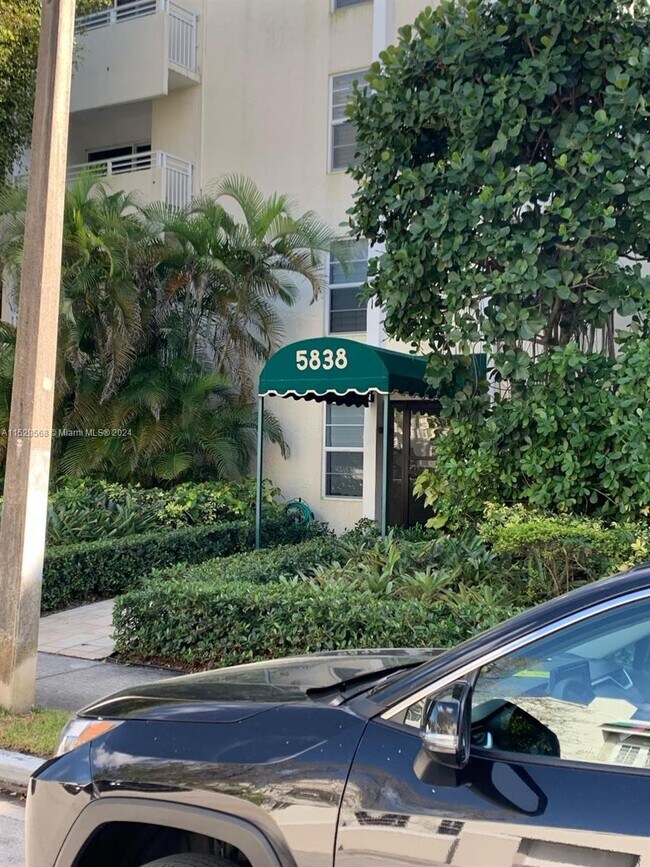 Foto del edificio - 5838 SW 74th Terrace