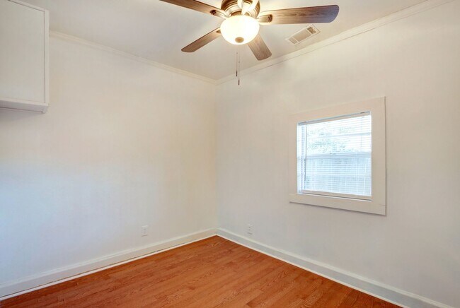 Foto del edificio - Cute Bungalow - great yard - Two Bedroom