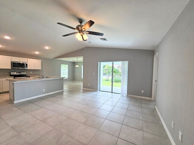 Building Photo - Beautiful 4-Bedroom, 2-Bath Home with Mode...