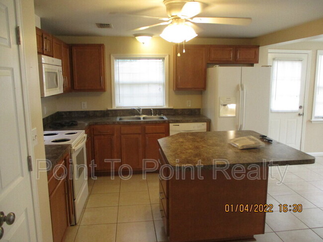 Building Photo - 5615 Crestview Rd