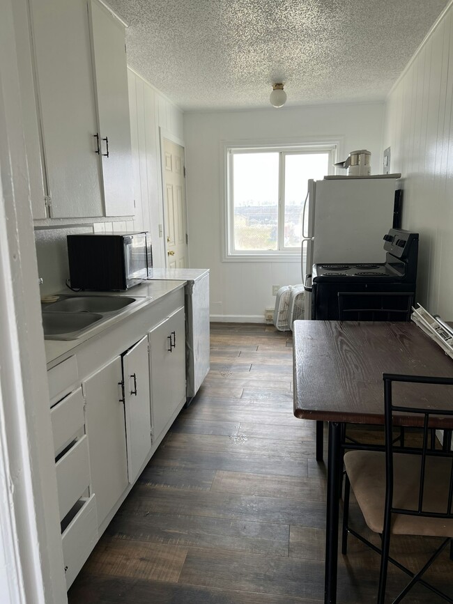Building Photo - 802 N Grape Dr