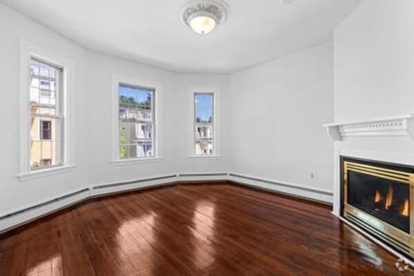 Building Photo - 401 E 7th St