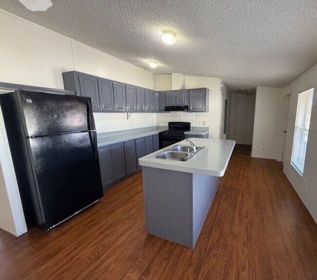 Building Photo - 3 Bedroom 2 Bath home contact Property Pros Property Management