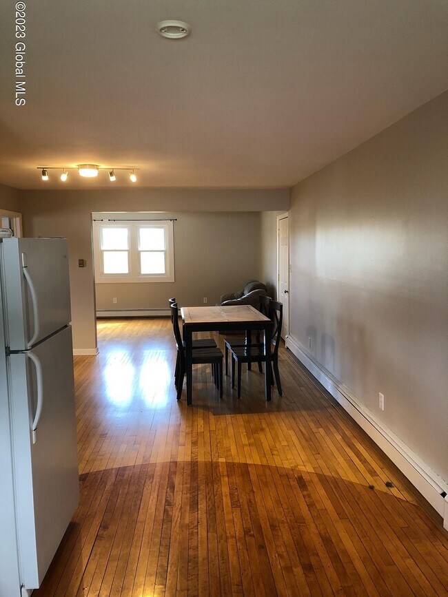Foto del edificio - 121 Maple Ave