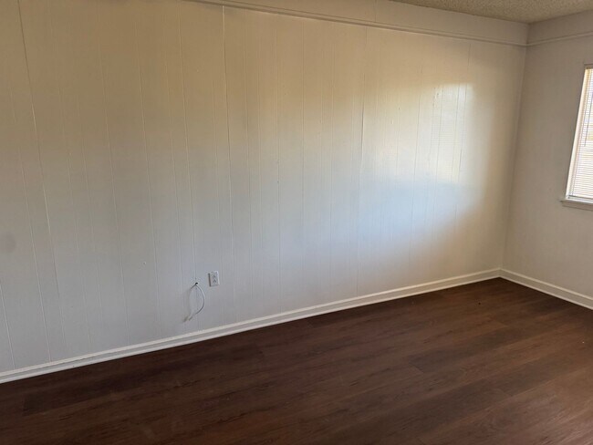 Building Photo - 2 Bedroom 1 bathroom house in central Lubb...