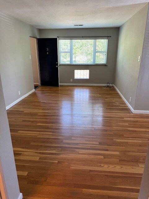 sala de estar con hermosa luz natural - 522 Mariedale Dr