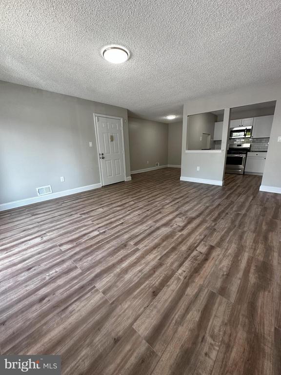 Foto del edificio - 50 Willow Ct