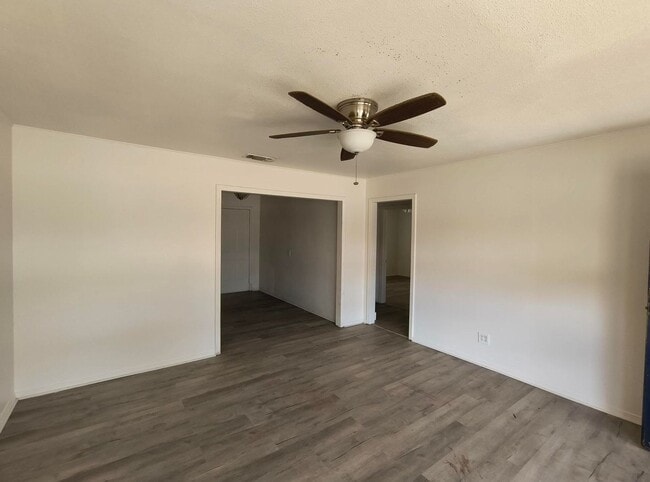 Building Photo - Lovely 2 bedroom, 1 bath home with large b...