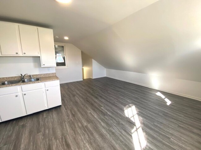 Building Photo - 1 Bedroom Apartment with HUGE Attached Garage