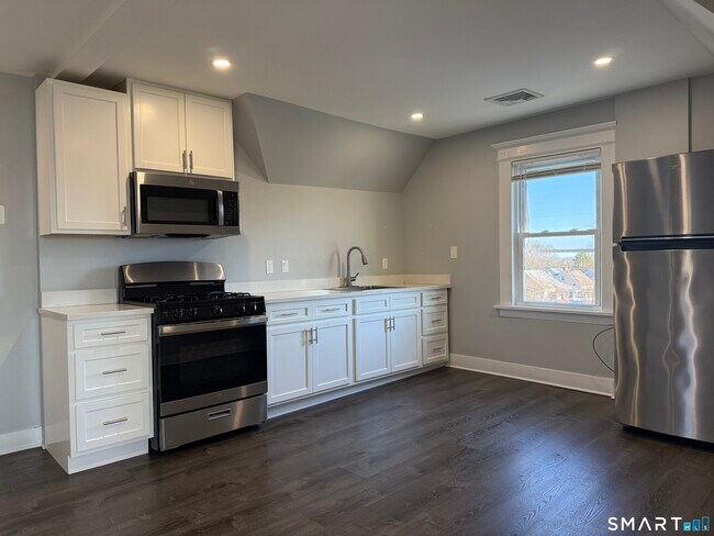 Foto del edificio - 7 Burritt Ave