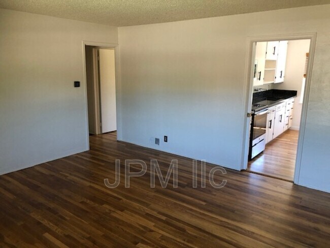 Building Photo - 360 W Plumb Ln