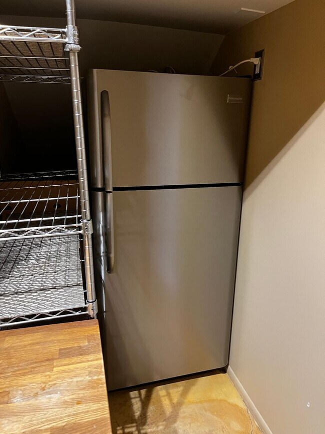 Building Photo - Unfurnished, 1-year long-term rental - Pro...