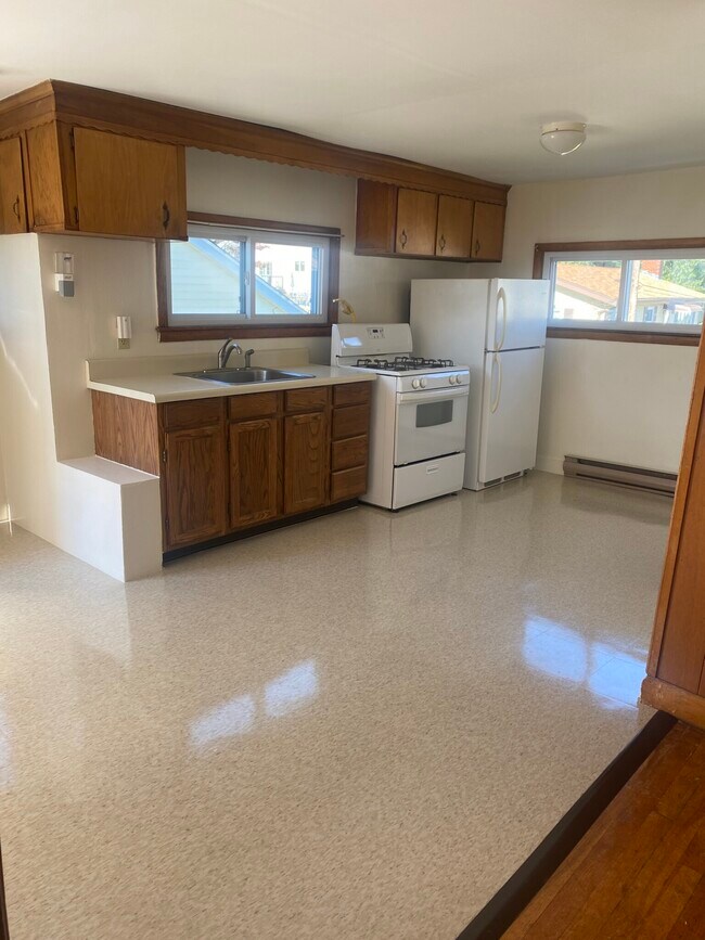 Kitchen in top floor unit 2R - 37 Arlington St