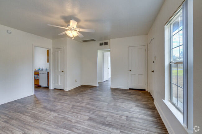 Living Room - 2BR, 1BA - 780SF - Park Shadows