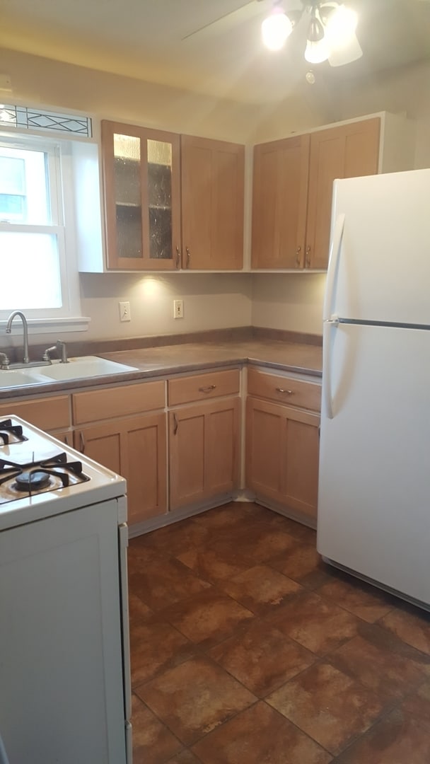 Building Photo - 302 S Walnut St