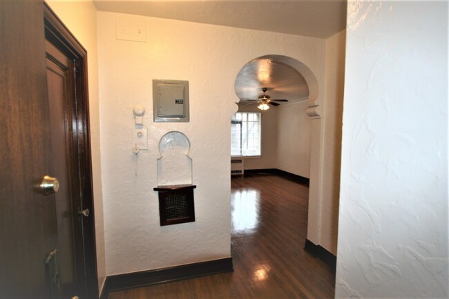 Building Photo - 1407 E 10th Ave