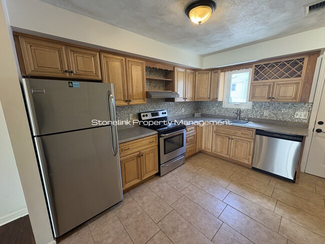 Foto del edificio - Newly Renovated Townhouse Style Condo For Rent in Johnston!