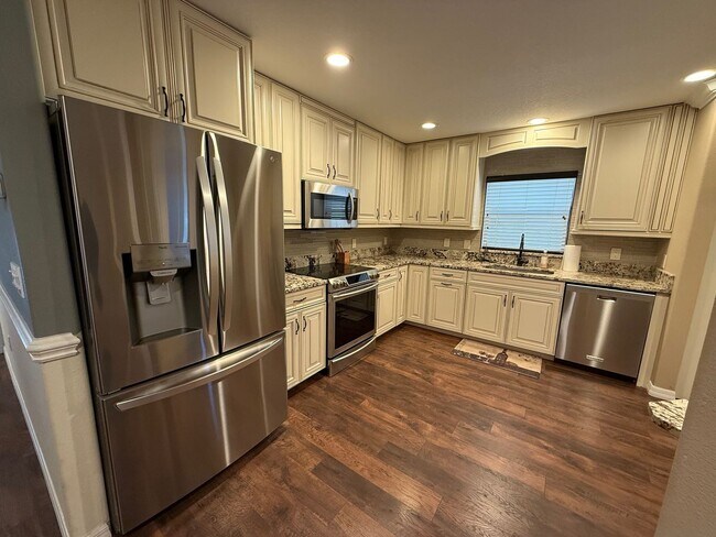 Building Photo - NEWLY LISTED!! Beautifully Updated 3-Bed/2-Bath Home in Sarasota!