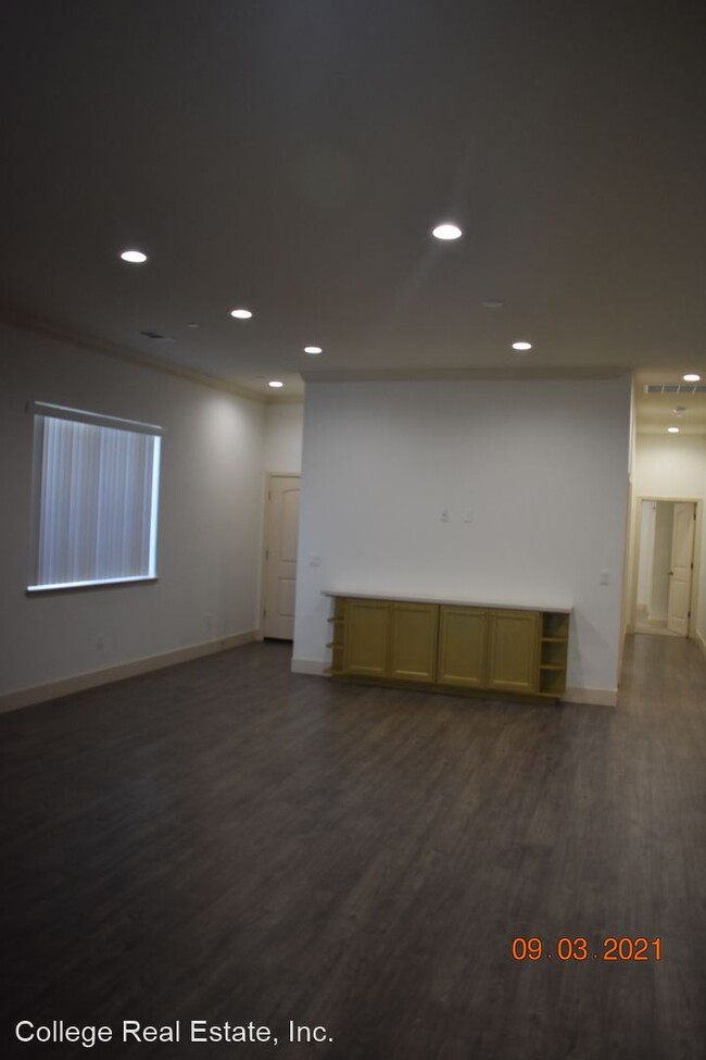 Building Photo - 4 br, 2.5 bath House - 1714 E. Harding Way