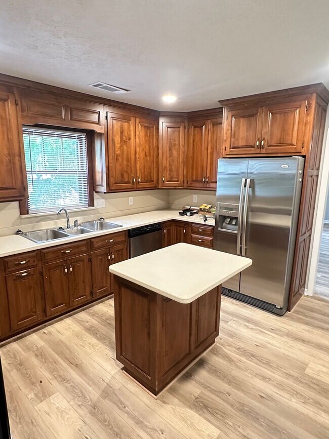 Building Photo - Five Bedroom Home Near UGA