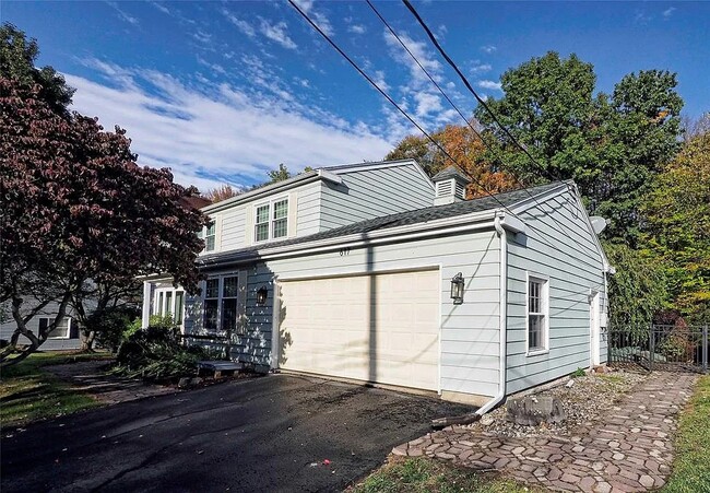 Building Photo - 617 Midvale Rd