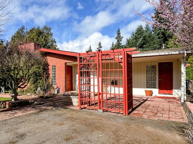 Building Photo - Charming 4 bed, 1.75 bath Mid-Century Home...