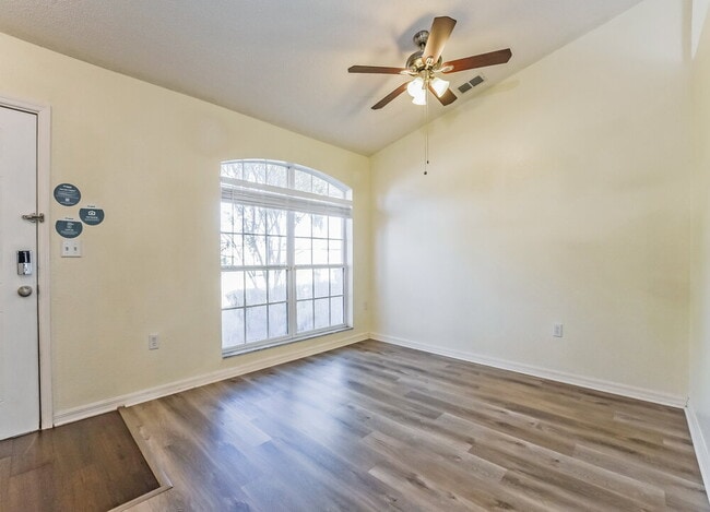 Building Photo - 7172 Summit Dr