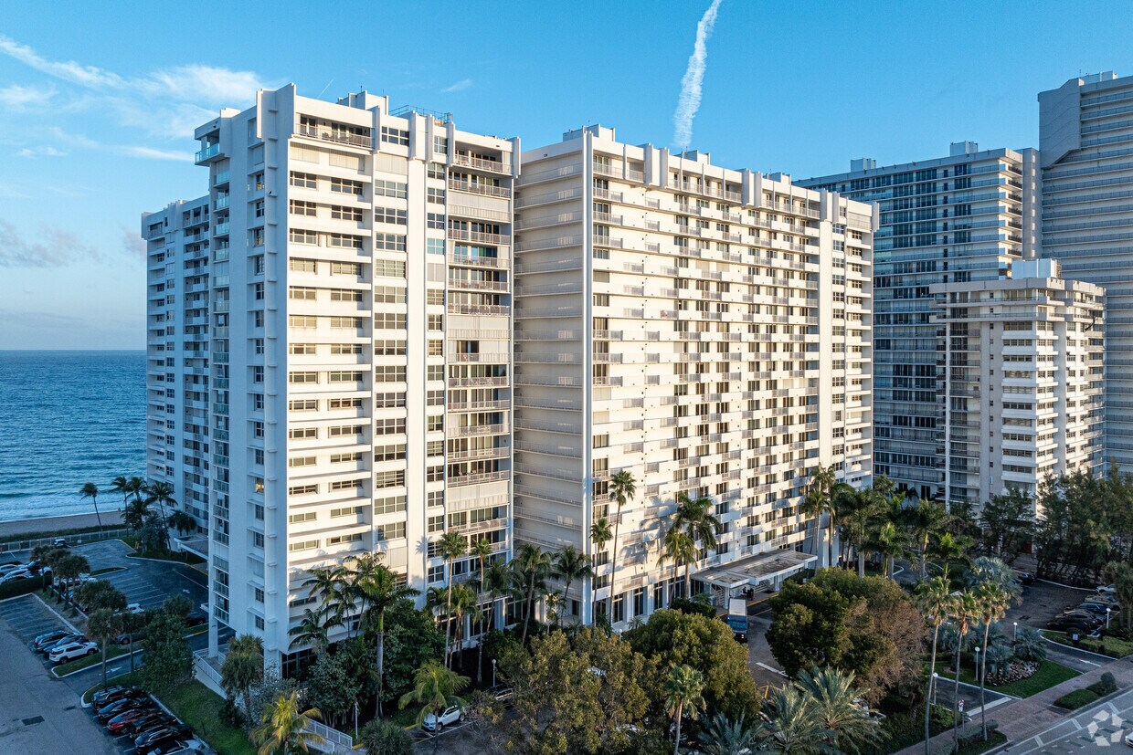 Foto principal - Plaza East Condominium
