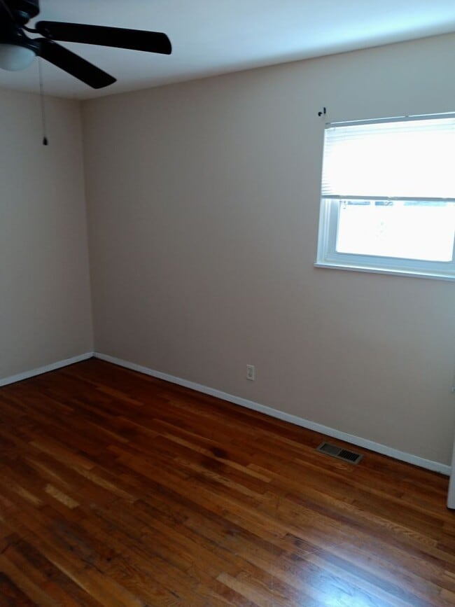 Building Photo - 3 Bedroom / 1 Bath Brick Ranch Home  Johnson City, TN