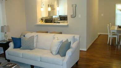 Building Photo - 112 Robert Lee Rd