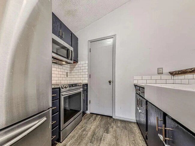 Foto del edificio - 3 Bedroom ]house with fence in yard.