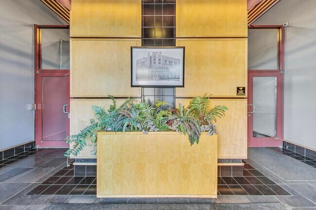 Foto del edificio - 1645 W School St