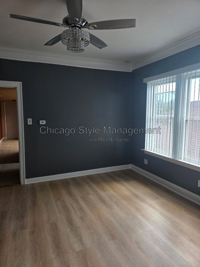 Building Photo - 9517 S Escanaba Ave