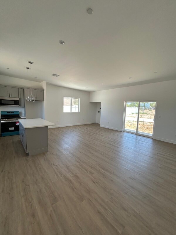 Foto del edificio - 9306 E Ave T 6