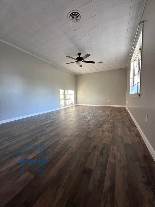 Foto del edificio - 102 S Wills St