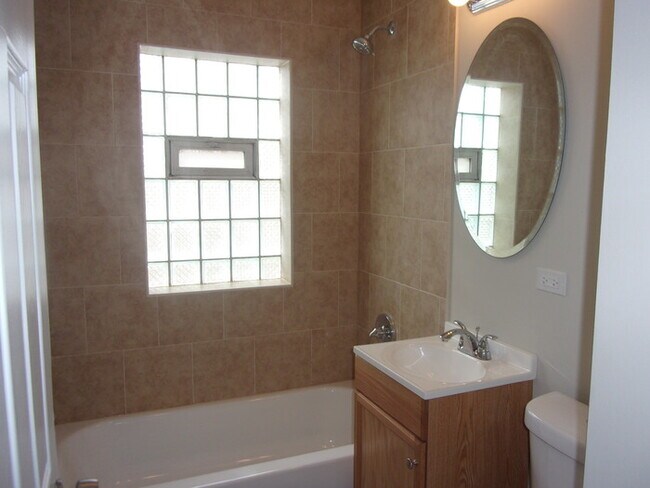 Building Photo - Nicely updated 2 bedroom brick Ranch