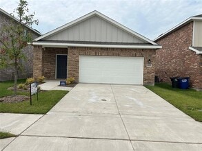 Building Photo - 5925 Sahara Dr