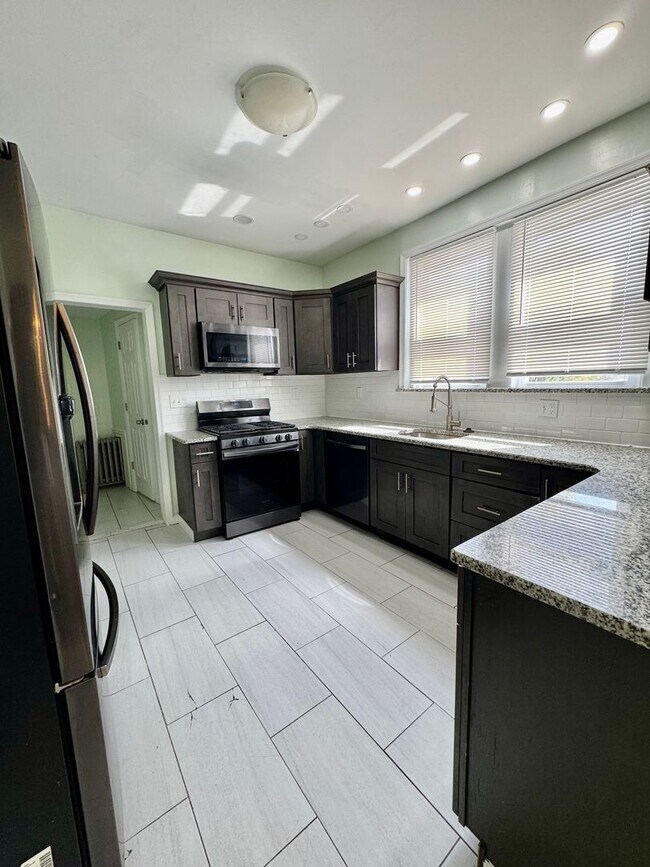 Foto del edificio - Spacious 3-Bedroom Home Near Fern Rock Sta...
