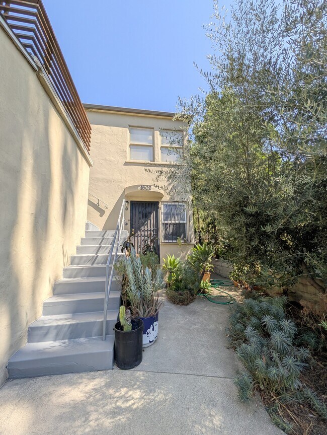 Foto del edificio - 1604 Silver Lake Blvd
