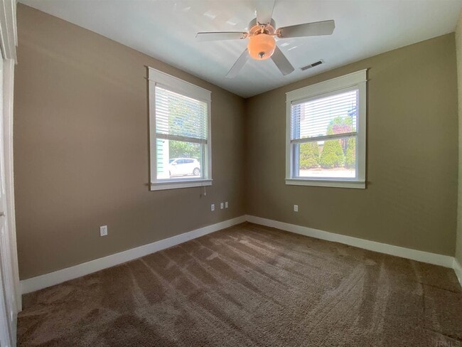 Building Photo - 425 E Hillside Dr