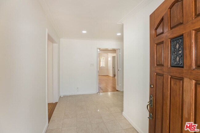 Building Photo - 215 25th St