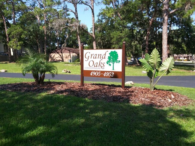 Foto del edificio - 2 STOREY TOWNHOME - PRIVATE YARD - GRAND OAKS