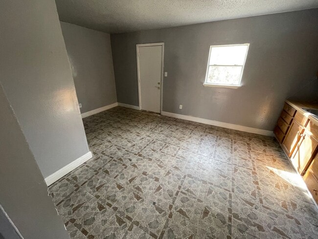 Building Photo - Special!! Low deposit!!