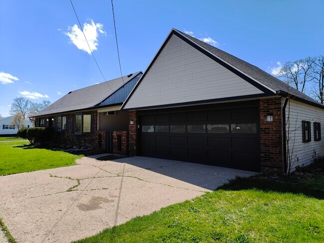 Building Photo - 6220 East Dr